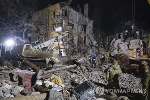 지난 2일 러시아의 로켓 공격에 파괴된 우크라이나의 아파트 건물. AP 연합뉴스