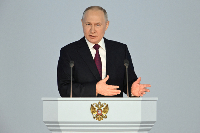 블라디미르 푸틴 러시아 대통령이 21일(현지 시간) 수도 모스크바에서 우크라이나 전쟁의 책임을 서방에 돌리는 내용의 국정연설을 하고 있다. 로이터연합뉴스