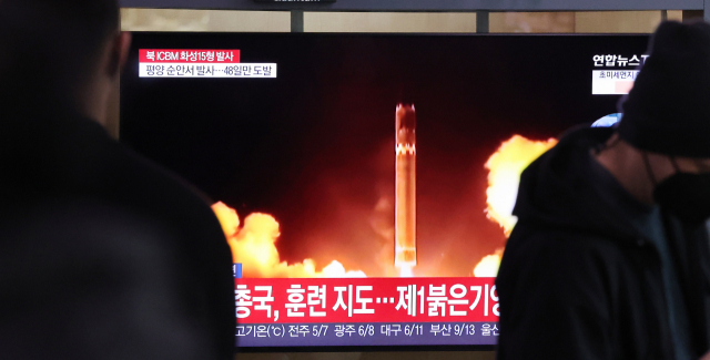 19일 서울역 대합실 TV에 북한 ICBM 발사 관련 뉴스가 나오고 있다. / 연합뉴스