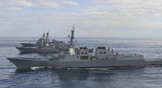 한미일이 22일 동해의 공해상에서 해상 미사일 방어 훈련을 실시하고 있다. 사진은 앞에서부터 한국 세종대왕함, 미국 배리함, 일본 아타고함 모습. 사진 제공=합참