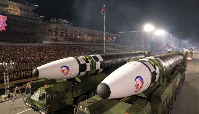 북한이 지난 8일 군 창건일 열병식에서 공개한 대륙간탄도미사일(ICBM)화성-17형./조선중앙통신=연합뉴스