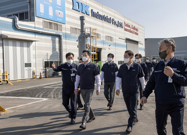 이재용 삼성전자 회장이 지난해 10월 28일 광주 협력회사를 방문해 둘러보고 있다. 사진 제공=삼성전자