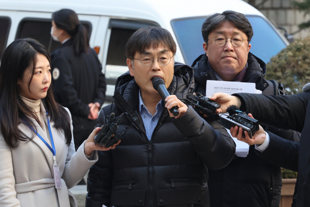 유튜브 매체 '시민언론 더탐사' 강진구 대표가 22일 오전 서울 서초동 서울중앙지법에서 열린 구속영장실질심사에 앞서 구속 수사의 부당함을 주장하고 있다. 연합뉴스