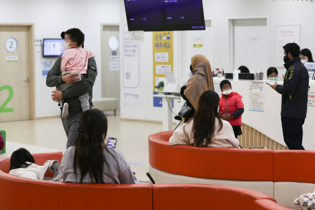 어린이 환자와 부모들이 소아과에서 진료를 받기 위해 대기하고 있다. 연합뉴스