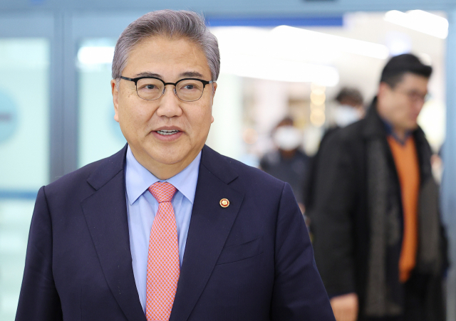 박진 외교부 장관이 20일 인천국제공항 제1여객터미널 입국장에서 취재진 질문에 답하고 있다. 연합뉴스