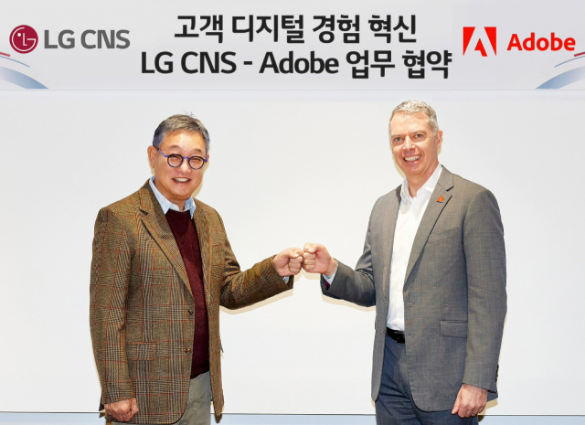 현신균 LG CNS 대표(왼쪽)와 사이먼 데일 어도비코리아 사장이 협약 체결 후 기념 촬영하는 모습.사진제공=LG CNS