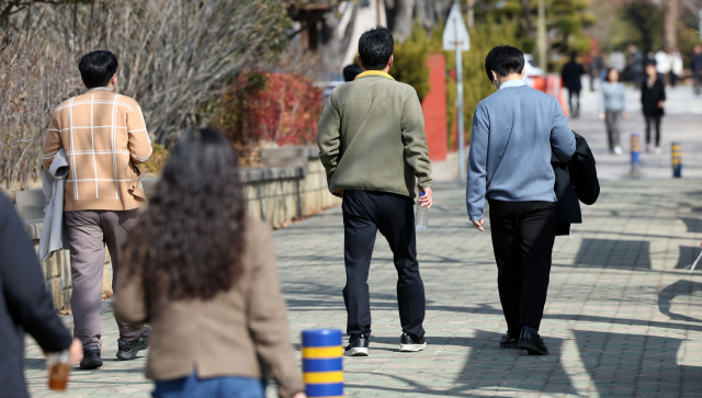 경남 창원지역 낮 최고 기온이 12도까지 오르는 등 따뜻한 날씨를 보인 지난 8일 시민들이 가벼운 옷차림으로 걷고 있다. 연합뉴스=창원