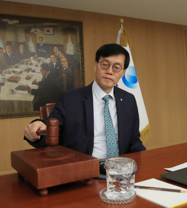 이창용 한국은행 총재가 23일 서울 중구 한국은행에서 열린 금융통화위원회에서 의사봉을 두드리고 있다. 사진공동취재단
