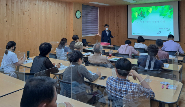 전남도산림자원연구소는 산약초 재배 교육 등 9개 과정을 개설하고 전문 임업인 양성을 위한 전문 교육을 오는 11월까지 운영한다. 사진 제공=전라남도산림자원연구소