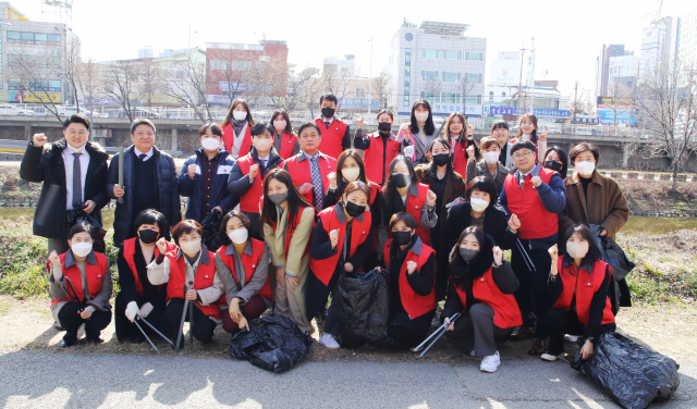 광주신세계, 봄 맞이 환경 정화 활동 실시 | 서울경제
