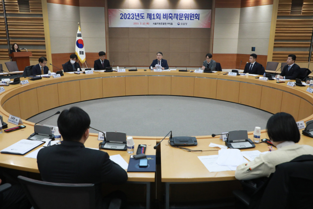 이종욱(오른쪽에서 네번째) 조달청장이 ‘2023년 제1회 비축자문위원회’를 주재하고 있다. 사진제공=조달청