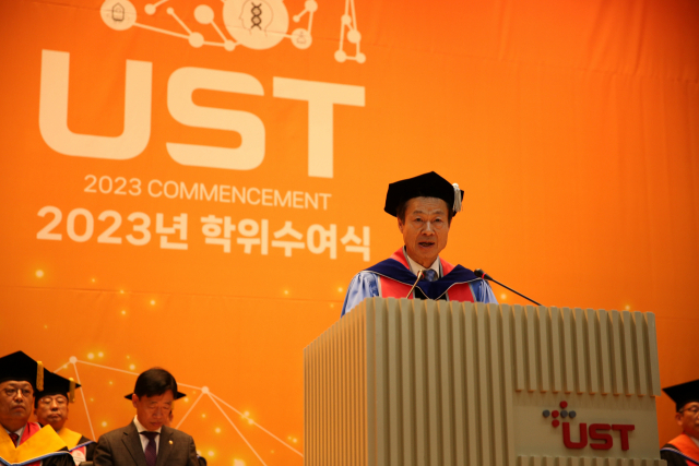 과학기술연합대학원대학교(UST) 김이한 총장이 졸업식사를 하고 있다. 사진제공=UST