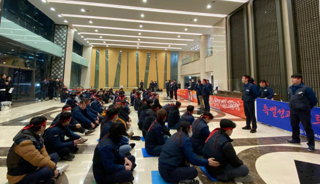 현대모비스 노조원들이 22일 오전 서울 강남구 현대모비스 본사 1층에서 특별격려금 인상을 요구하며 점거 농성을 벌이고 있다. 연합뉴스