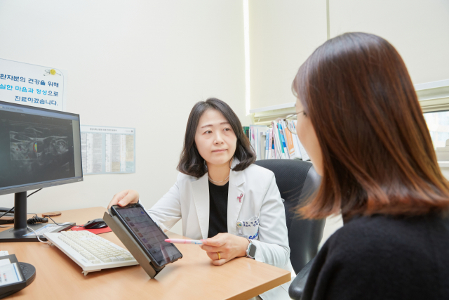 김민균(왼쪽) 중앙대병원 유방외과 교수가 유방암 환자에게 CAMA 앱 사용법을 설명하고 있다. 사진 제공=중앙대병원