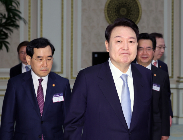 윤석열 대통령이 23일 청와대 영빈관에서 열린 제4차 수출전략회의에 입장하고 있다. 연합뉴스