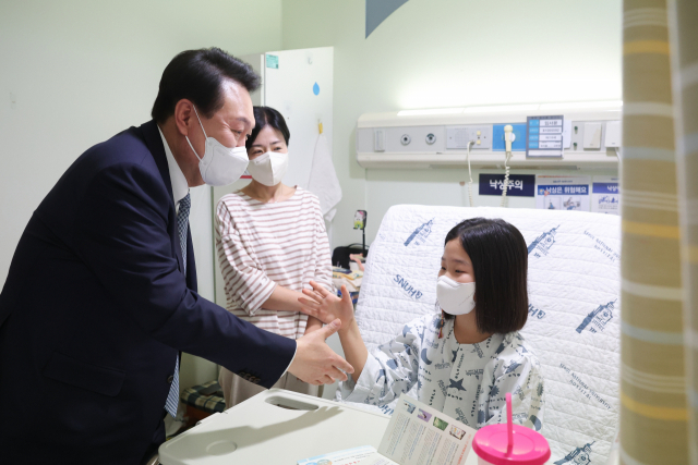 尹 '소아의료 시스템 기준 국립대·상급병원 평가에 반영'