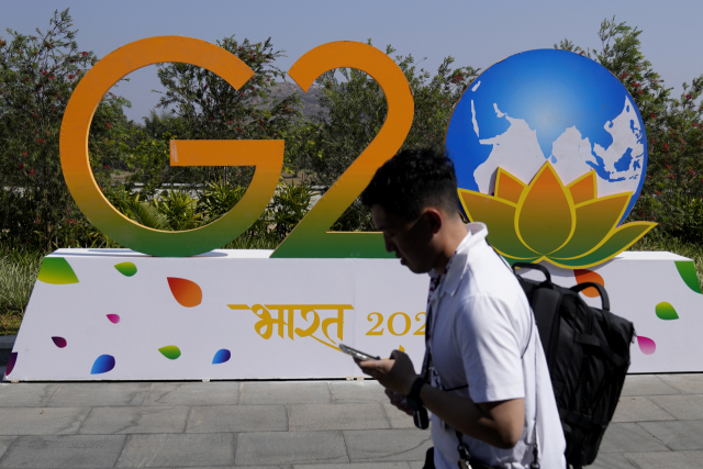주요 20개국(G20) 재무장관회의를 앞둔 22일(현지 시간) 한 시민이 인도 방갈로르의 G20 행사 조형물 앞을 걸어가고 있다. AP연합뉴스