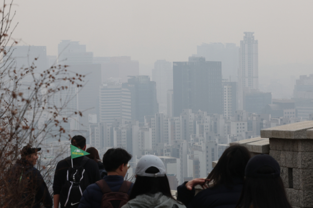 서울 종로구 인왕산에서 바라본 도심이 뿌옇다. 연합뉴스