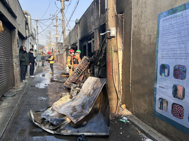 24일 오전 서울 영등포구에 위치한 안경공장에서 불이 나 소방이 화재를 진압하고 있다. 박정현 기자