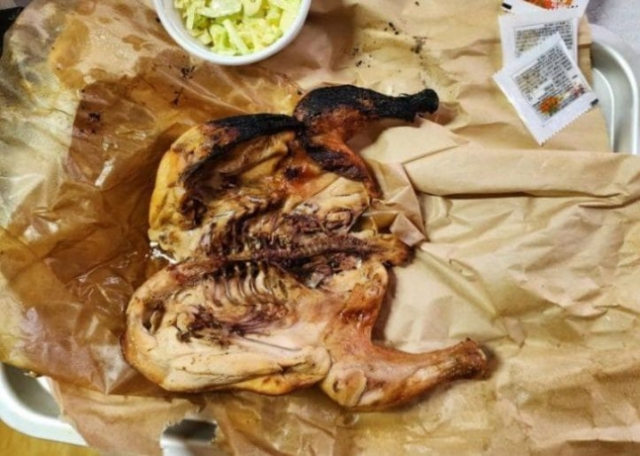 글쓴이가 올린 예산시장의 닭 바비큐 집에서 받은 검게 그을린 닭구이. 온라인 커뮤니티 캡처