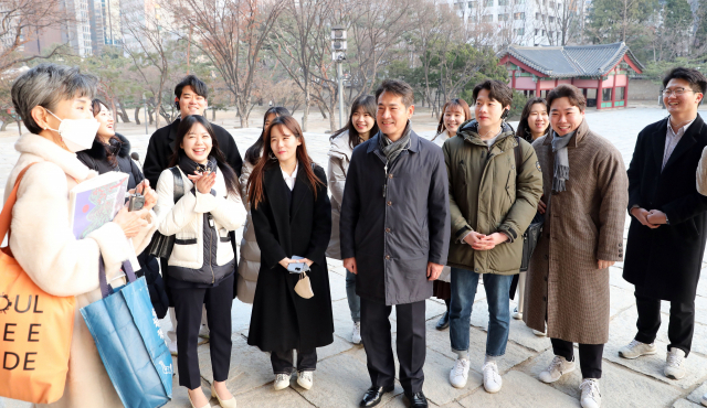 임영호(가운데) 하나생명 대표이사를 포함한 전체 임직원이 지난 23일 덕수궁을 산책하는 행사를 진행하고 있다. 사진 제공=하나생명