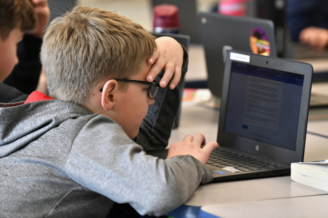 이달 6일(현지 시간) 미국 켄터키주 렉싱턴의 한 초등학교에서 학생들이 무함마드 알리에 대한 글과 관련해 챗GPT가 요약한 버전과 급우가 요약한 버전을 비교하고 있다. /AP연합뉴스