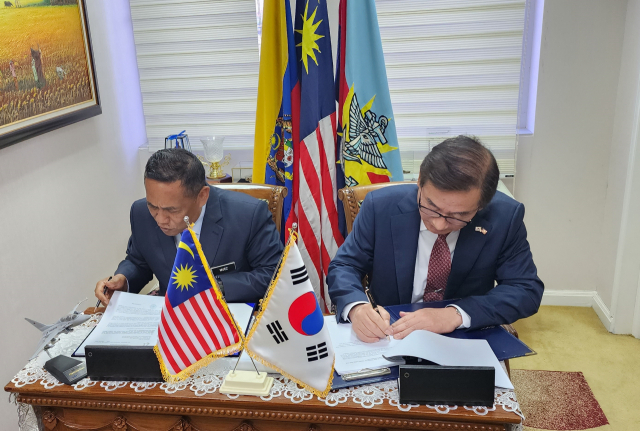 강구영(오른쪽) KAI 사장이 다툭 뮤에즈 말레이시아 국방사무차관과 FA-50 18대 수출 계약 서명을 하고 있다. 사진 제공=KAI