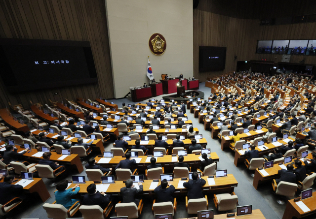 24일 국회 본회의에서 이재명 더불어민주당 대표 체포동의안 등에 대한 의사국장의 보고가 이뤄지고 있다. 연합뉴스