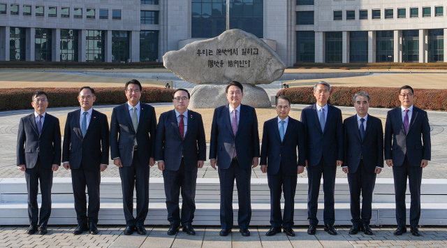 윤석열 대통령이 24일 국가정보원을 찾아 2023년도 업무 계획 보고 전에 원훈석 앞에서 국정원 간부들과 기념 촬영을 하고 있다. 사진 제공=대통령실