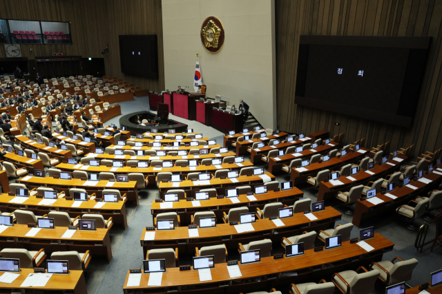 24일 열린 국회 본회의가 여당 의원들이 퇴장한 가운데 정회되고 있다. 국회는 이날 본회의에서 2기 진실화해위 위원 7명의 선출안을 표결에 부쳐 이 중 6명을 뽑았으나 국민의힘 추천 인사 1명이 더불어민주당의 무더기 반대표로 부결됐다. 이에 국민의힘 의원들이 퇴장하며 본회의가 정회됐다. 연합뉴스