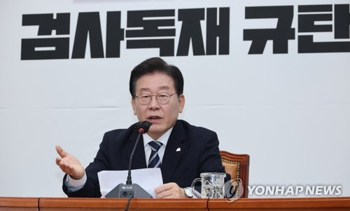 이재명 더불어민주당 대표가 23일 오전 국회에서 열린 기자간담회에서 발언하고 있다./연합뉴스