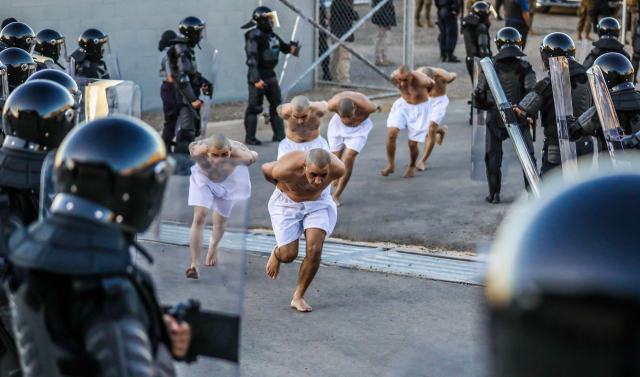 엄중한 보안 속에 이감되고 있는 갱단원들. /AFP연합뉴스