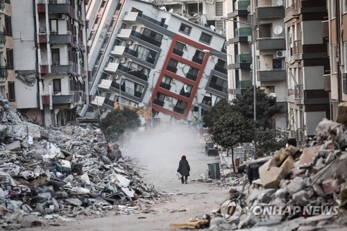 튀르키예 지진 현장을 한 시민이 걸어가고 있다/연합뉴스