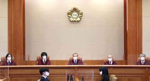유남석 헌법재판소장(가운데)과 재판관들이 23일 오후 서울 종로구 헌법재판소 대심판정에서 자리에 앉아있다. 연합뉴스