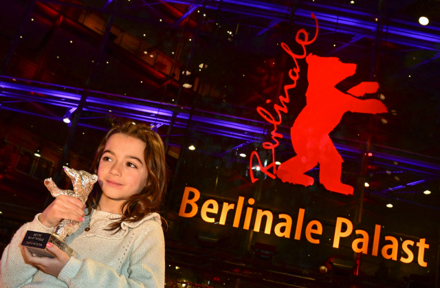 25일(현지 시간) 8세의 나이로 최연소 베를린영화제 주연상 수상자가 된 ‘2만종의 벌들’ 소피아 오테로. AFP연합뉴스.