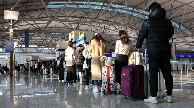 이달 23일 오전 인천국제공항 제1터미널에서 일본 나고야로 떠나는 여행객들이 탑승수속 줄을 서고 있다. 연합뉴스