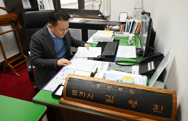 김영환 충북지사가 22㎡ 집무실에서 밀린 업무를 보고 있다.