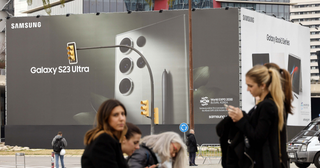 '모바일월드콩그레스(MWC) 2023' 개막을 이틀 앞둔 25일(현지 시간) 스페인 바로셀로나 피라그란비아 전시장 앞에 삼성전자의 '갤럭시S23'을 소개하는 대형 옥외광고판이 설치돼 있다. 바르셀로나=연합뉴스