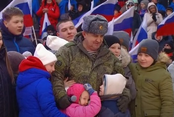 러시아 병사에 안긴 우크라이나 자매. 러시아 방송 캡처