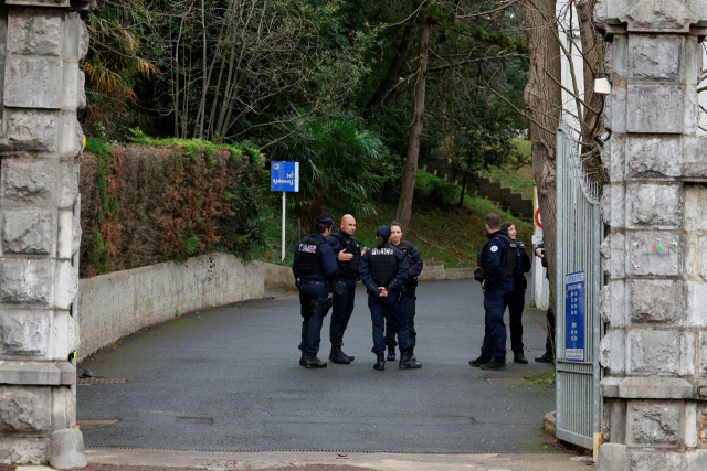 지난 22일(현지시간) 프랑스 생장드루즈에서 교사가 학생의 흉기에 찔려 숨진 생토마스다킨 학교 입구를 경찰관들이 지키고 있다. 로이터 연합뉴스