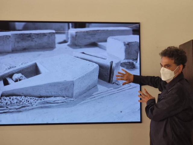 스페인 출신 건축가 페르난도 메니스가 올 상반기 호텔 JW메리어트 제주 부지 내 조성될 박서보미술관의 설계안에 대해 설명하고 있다. /사진출처=박서보 SNS