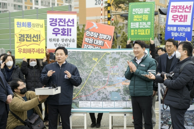 지난 16일 경전선 전남 순천 도심 통과 현장을 방문한 원희룡 장관이 순천시민 앞에서 도심 통과에 대해 입장을 피력하고 있다. 사진 제공=순천시