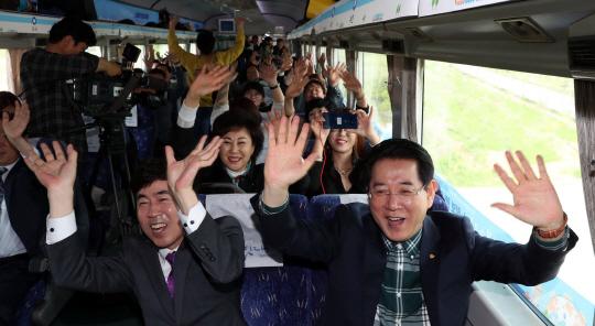 김영록 전라남도지사는 경전선 전철화 필요성 홍보를 위해 민선 7기 시절인 지난 2019년4월27일 목포와부산(388㎞) 간 무궁화호 열차에 탑승해 보는 ‘느림보 열차 한나절 체험’을 실시했다. 사진 제공=전남도