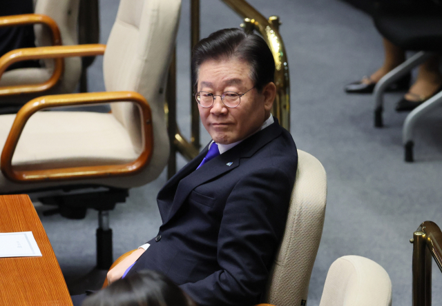 이재명 더불어민주당 대표가 24일 오후 열린 국회 본회의에 출석해 있다. 연합뉴스