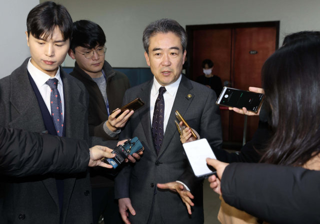 윤희근 경찰청장이 27일 오전 서울 여의도 국회에서 열린 정보위원회 전체회의에 출석하며 취재진의 질문에 답하고 있다. 권욱 기자 2023.02.27