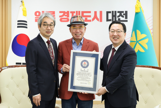 이장우(오른쪽 첫번째) 대전시장이 대한민국 국토 경계 5228㎞를 최초로 완주한 맥키스 컴퍼니 조웅래(″두번째) 회장을 축하하고 있다. 사진제공=대전시