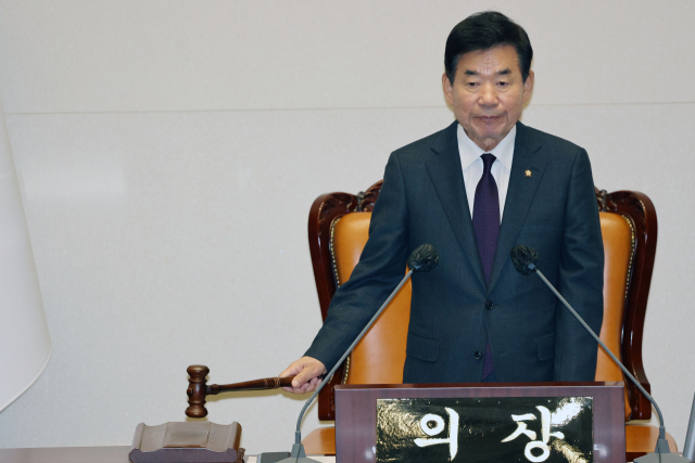 김진표 국회의장이 27일 오후 서울 여의도 국회에서 열린 본회의에서 의사봉을 두드리고 있다. 권욱 기자