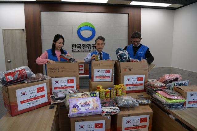 한국환경공단 임직원들이 튀르키예에 보낼 방한복과 생활용품을 상자에 담고 있다. 사진제공=한국환경공단
