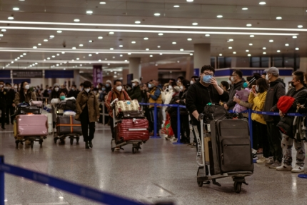 지난달 8일 중국 상하이 푸둥국제공항에 도착한 승객들이 출구로 향하고 있다. EPA연합뉴스