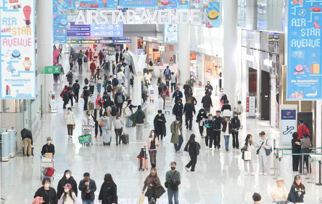 인천공항 면세사업권 입찰 참가 신청 마감일인 27일 오후 이용객들이 인천국제공항 제1 여객터미널 면세 구역을 오가고 있다./연합뉴스